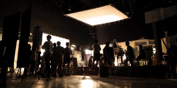 Jak zorganizować casting - od przesłuchań do wyboru obsady 27 behind-the-scenes-of-video-production-team-silhoue-2023-11-27-05-12-47-utc