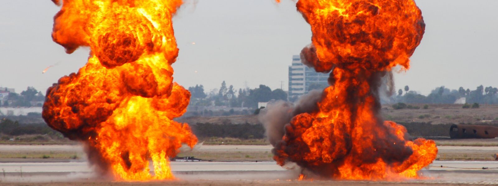 Ewolucja efektów specjalnych - od praktycznych do cyfrowych 1 massive-explosion-and-wall-of-fire-2023-11-27-05-28-47-utc