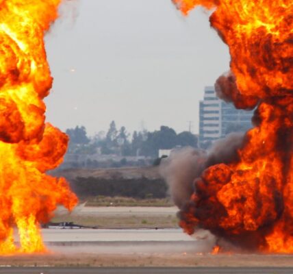 Ewolucja efektów specjalnych - od praktycznych do cyfrowych 1 massive-explosion-and-wall-of-fire-2023-11-27-05-28-47-utc