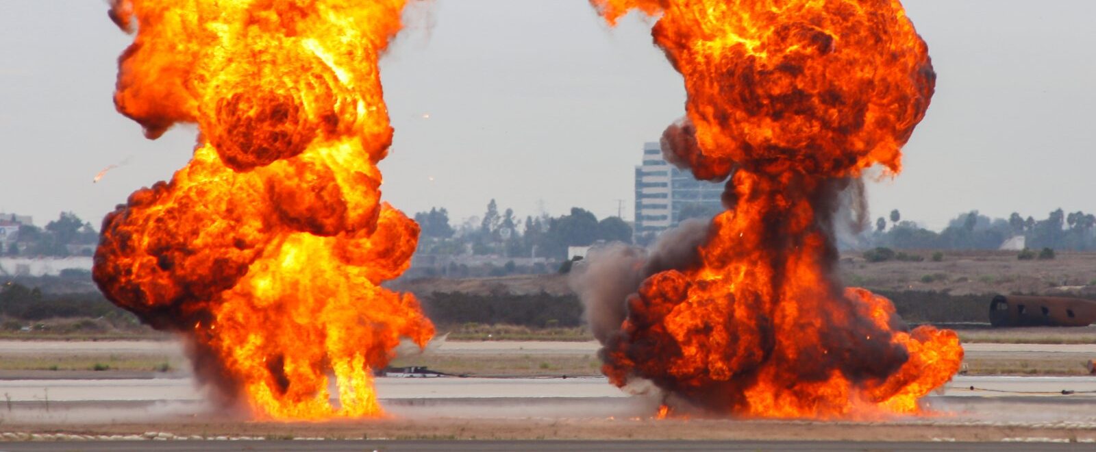 Ewolucja efektów specjalnych - od praktycznych do cyfrowych 9 massive-explosion-and-wall-of-fire-2023-11-27-05-28-47-utc