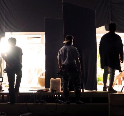 Praca z aktorami - budowanie relacji na planie filmowym 5 silhouette-of-people-working-in-big-production-stu-2023-11-27-05-20-57-utc