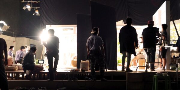 Praca z aktorami - budowanie relacji na planie filmowym 11 silhouette-of-people-working-in-big-production-stu-2023-11-27-05-20-57-utc