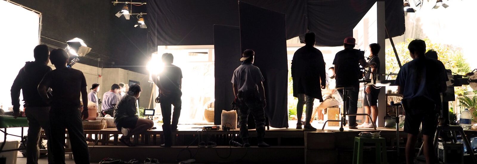 Praca z aktorami - budowanie relacji na planie filmowym 4 silhouette-of-people-working-in-big-production-stu-2023-11-27-05-20-57-utc