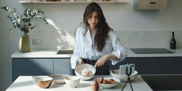 Obiektyw do vlogowania - na jakie parametry zwrócić uwagę przy wyborze? 1 pexels polina tankilevitch 7669545
