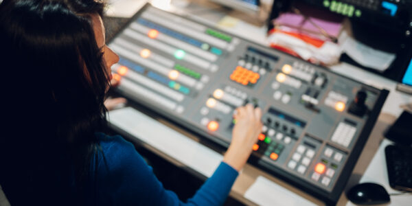 Kluczowe aspekty postprodukcji audio: mastering dźwięku i miks w filmie 6 Kluczowe aspekty postprodukcji audio