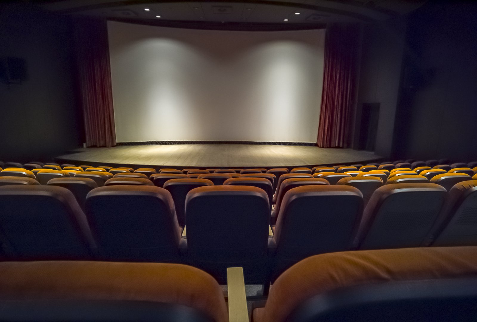 Polscy reżyserzy, którzy zmienili historię kina 8 movie theater 2025 03 05 05 11 35 utc