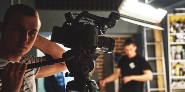 Jakie umiejętności są najcenniejsze w pracy na planie filmowym? 2 plan filmowy