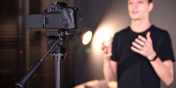 Jak stworzyć filmowy klimat – praca z kolorem, światłem i dźwiękiem 1 plan filmowy