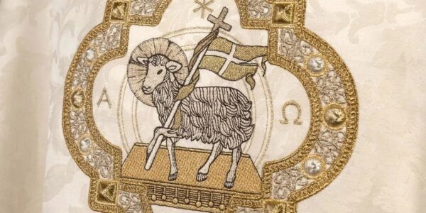 ornat z barankiem wielkanocnym uszyty na ozdobnej tkaninie s 7072 05 88 58385293803855